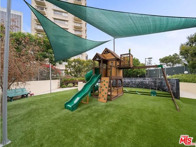 2160 E Century Parkway, Los Angeles CA: https://media.crmls.org/mediaz/a53641ef-e509-4f54-80de-cd06598f5e6f.jpg