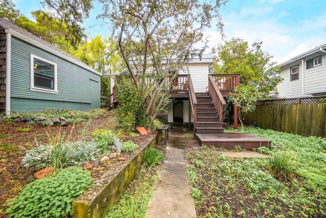 3908 Archmont Pl, Oakland CA: https://media.crmls.org/mediaz/a5369ef7-51e9-442d-a6e0-be0e18ee8d38.jpg