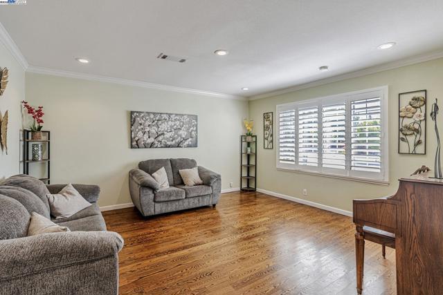 903 Lanewood Dr, San Jose CA: https://media.crmls.org/mediaz/a537e464-fd4b-43f4-99e6-328a9ac8044c.jpg