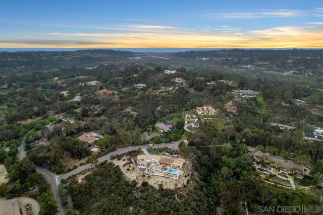 4728 El Aspecto, Rancho Santa Fe CA: https://media.crmls.org/mediaz/a537f5f6-aba0-4a5c-a4d4-13741283ec13.jpg