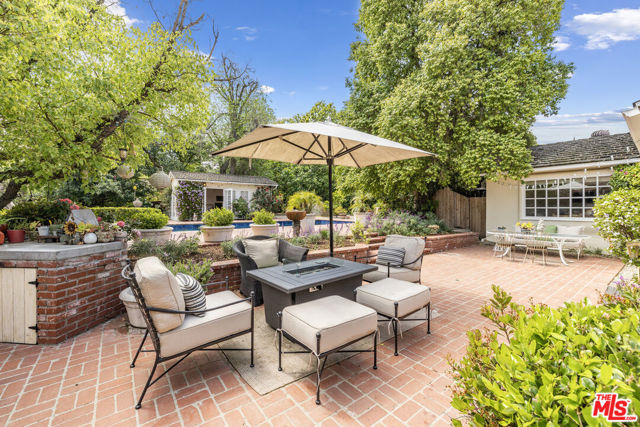 5132 Quakertown Avenue, Woodland Hills CA: https://media.crmls.org/mediaz/a53a453a-7a32-40e6-8baf-2e1de97a67ca.jpg