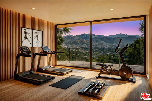 1510 N Tigertail Road, Los Angeles CA: https://media.crmls.org/mediaz/a53a8066-296e-46a0-b514-02c46962d4aa.jpg