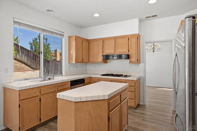 12305 Crisscross Ln, San Diego CA: https://media.crmls.org/mediaz/a53b641b-afa1-40fc-a892-683caad88b2e.jpg