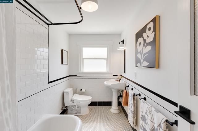 3018 Courtland Ave, Oakland CA: https://media.crmls.org/mediaz/a53ba3a9-8ab1-47e8-a331-03137e1ea89d.jpg