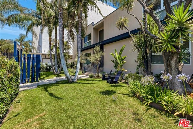 210 S Hamilton Drive, Beverly Hills CA: https://media.crmls.org/mediaz/a53bfd6e-ecd5-4745-9875-c8a3acd25778.jpg