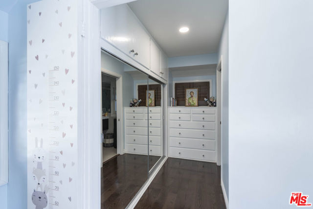 15405 Valley Vista Boulevard, Sherman Oaks CA: https://media.crmls.org/mediaz/a53d01e6-3aac-46d2-8d46-4afcf5a6b94b.jpg