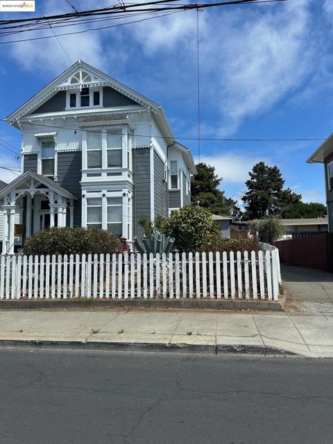 1520 Willow St, Alameda CA: https://media.crmls.org/mediaz/a53e0d1c-de96-4d55-9b54-9509b5047be7.jpg