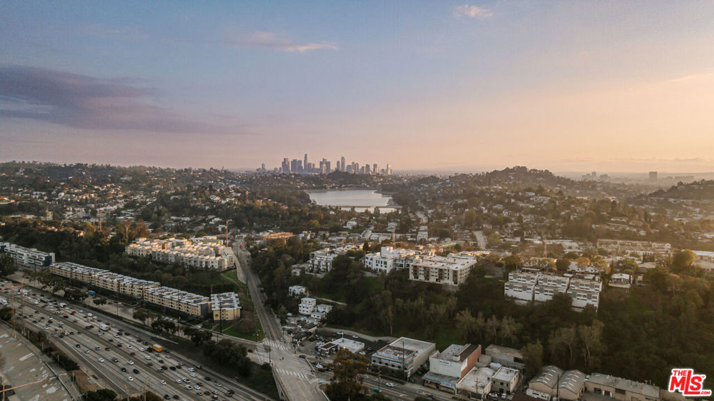 https://media.crmls.org/mediaz/a53ff649-094d-4972-a600-c317f6eab9a5.jpg?preset=X-Large