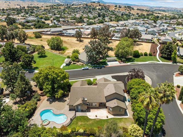 120 Tierra Del Sol, Hollister CA: https://media.crmls.org/mediaz/a542d30e-48cc-4e32-a995-c7a439848885.jpg