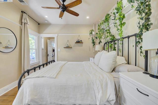 1215 Castro St, Martinez CA: https://media.crmls.org/mediaz/a5433098-d6cd-4d16-99de-48d0ecfd1fe9.jpg