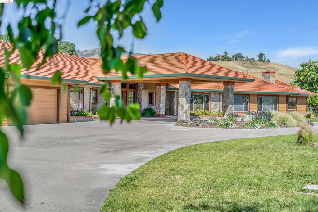 5885 Bruce Dr
