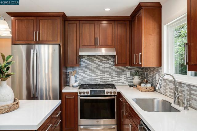 3402 Goyak Dr, Lafayette CA: https://media.crmls.org/mediaz/a543b99a-7f35-486e-81bc-b54d71c286d7.jpg