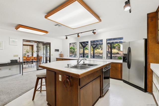 1722 Tierra Libertia Rd, Escondido CA: https://media.crmls.org/mediaz/a543be99-0985-4da2-942d-e2fedde3103e.jpg