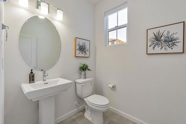 2044 Cottonwood St, Pittsburg CA: https://media.crmls.org/mediaz/a544d945-e4ca-48e6-b521-c5626b500198.jpg