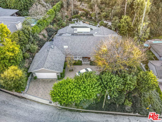 9420 Eden Drive, Beverly Hills CA: https://media.crmls.org/mediaz/a545017f-9434-4f64-b087-4516aa56440d.jpg