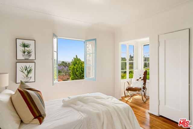 3716 Effingham Place, Los Angeles CA: https://media.crmls.org/mediaz/a5463286-9244-442b-b1cf-2727a061139a.jpg