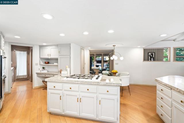 225 Vagabond Ct, Alamo CA: https://media.crmls.org/mediaz/a547ed40-5ac1-4c8e-acff-f2f196ef8796.jpg
