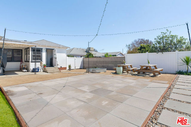 1633 Hickory Avenue, Torrance CA: https://media.crmls.org/mediaz/a5485916-e8fa-45c9-9b75-4457f2e006bb.jpg