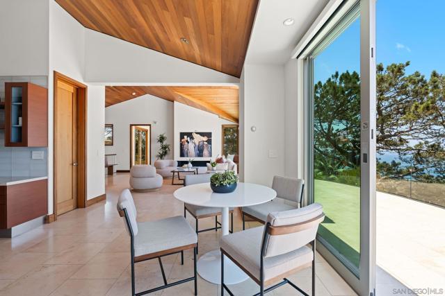 354 Ocean View Ave, Del Mar CA: https://media.crmls.org/mediaz/a548cb54-89da-4e8e-8359-991a5d7bcfcb.jpg