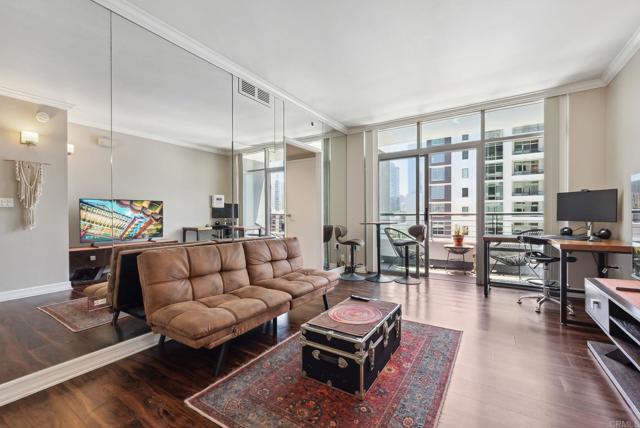 425 W Beech Street, San Diego CA: https://media.crmls.org/mediaz/a549d7c4-701f-4f14-b0b6-2930fa2870cf.jpg