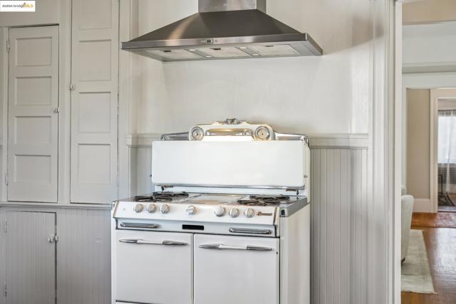 478 43rd St, Oakland CA: https://media.crmls.org/mediaz/a54b435c-2255-40e3-8312-2515e37714f8.jpg
