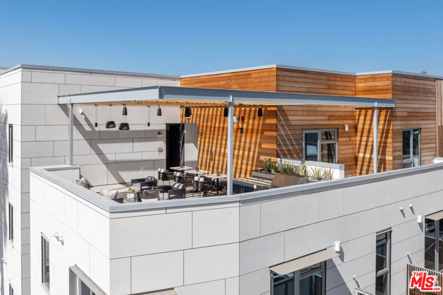 3223 Wilshire Boulevard, Santa Monica CA: https://media.crmls.org/mediaz/a54c57ae-fd5a-44b2-8135-b90d8b76ecd6.jpg
