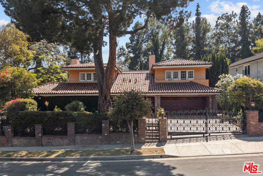 https://media.crmls.org/mediaz/a54d7017-61b5-4c21-9a49-69dfc19f07d9.jpg?preset=X-Large
