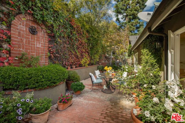 9315 Beverly Crest Drive, Beverly Hills CA: https://media.crmls.org/mediaz/a54e65d0-092a-484f-ab34-078433541211.jpg