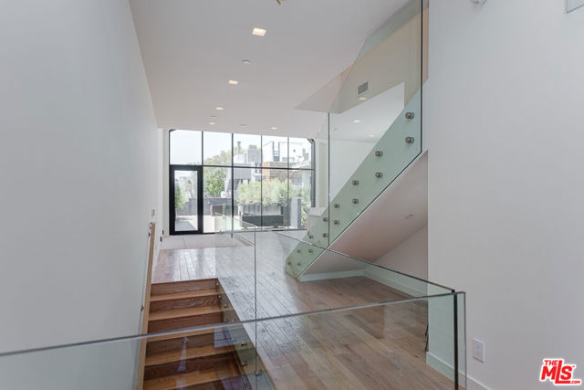209 Hollister Avenue photo 8