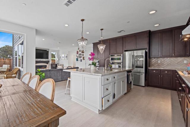 287 Skyview Drive, Marina CA: https://media.crmls.org/mediaz/a54fe5e9-a165-4757-b4be-d8a36c475ee9.jpg