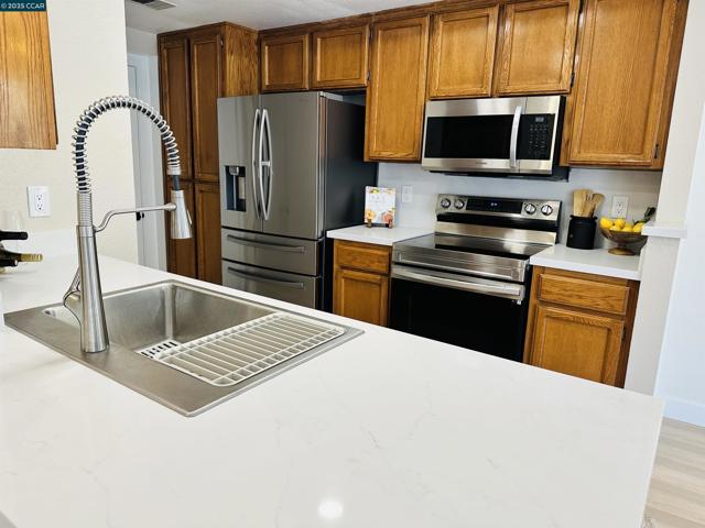 613 Devonwood, Hercules CA: https://media.crmls.org/mediaz/a5509c5d-9511-4d19-be7e-6a04021cda2d.jpg