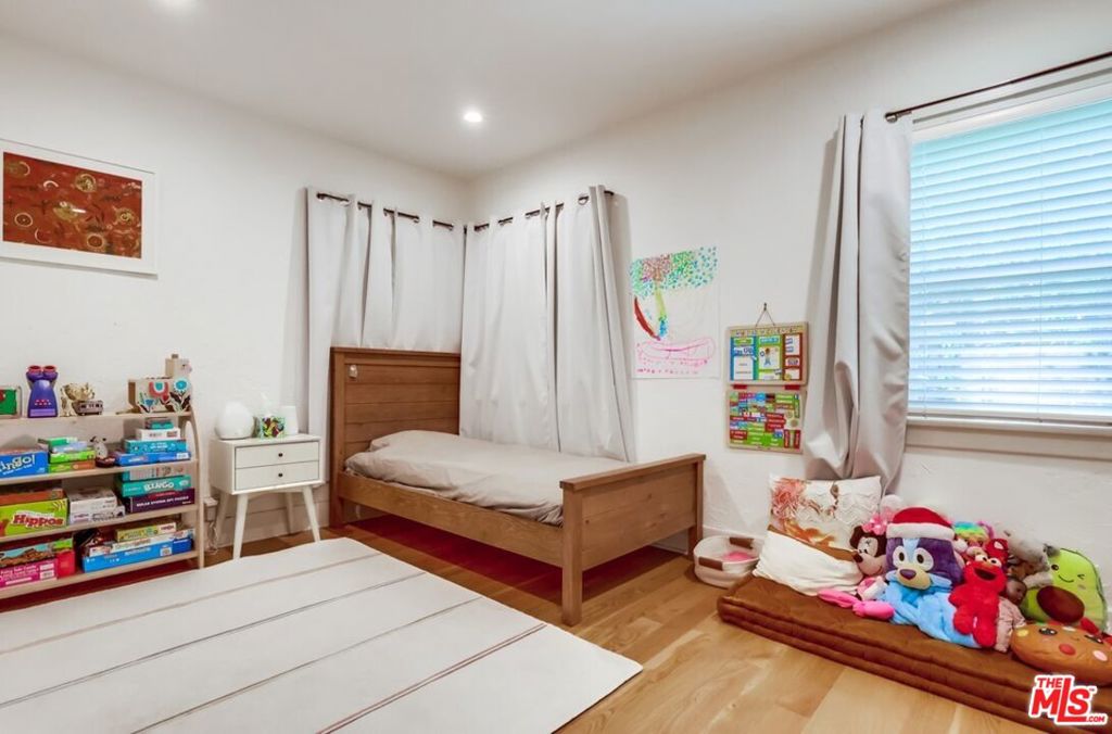 https://media.crmls.org/mediaz/a5510d85-dcc0-48c5-a92e-45d05bed7c91.jpg?preset=X-Large
