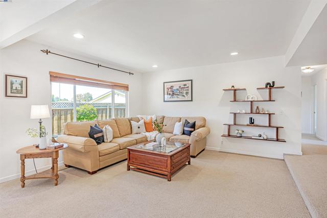 3335 Cornish Ct, Fremont CA: https://media.crmls.org/mediaz/a5519fd0-eda8-451b-a017-ae73c88de1e5.jpg