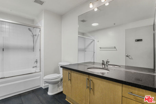 330 W 11th Street, Los Angeles CA: https://media.crmls.org/mediaz/a5525358-6c0f-4052-89ce-f227f2f2981d.jpg