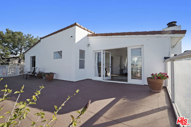 6855 Dume Drive, Malibu CA: https://media.crmls.org/mediaz/a552c2a9-01a8-4cd1-8a00-85b27af92b90.jpg