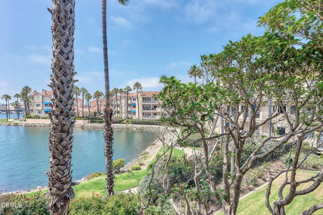4229 Harbour Island Lane, Oxnard CA: https://media.crmls.org/mediaz/a5532c0f-234c-423a-89ba-918ed4200278.jpg
