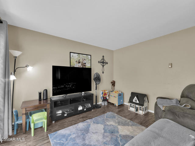 91 Cabrillo Court, Santa Paula CA: https://media.crmls.org/mediaz/a55346d7-447f-46a2-9a2f-3216f811f79c.jpg