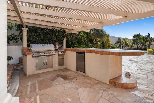 2535 San Clemente Avenue, Vista CA: https://media.crmls.org/mediaz/a55549c0-5267-4619-b427-da2f7aa41fa8.jpg