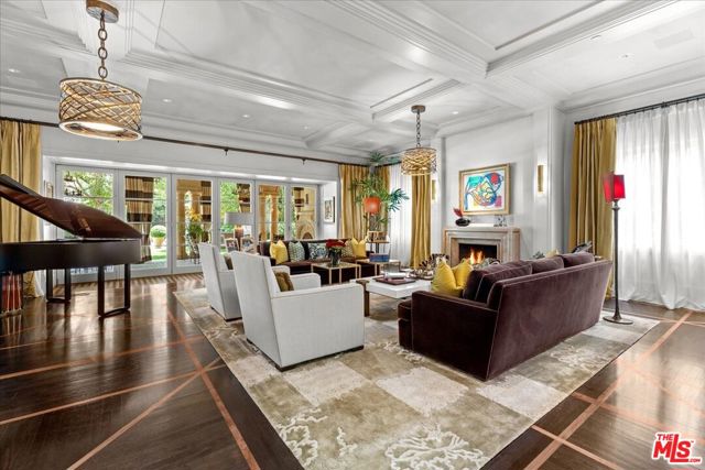 804 N Elm Drive, Beverly Hills CA: https://media.crmls.org/mediaz/a555a6ff-b425-4217-8f14-e4b4bb598155.jpg