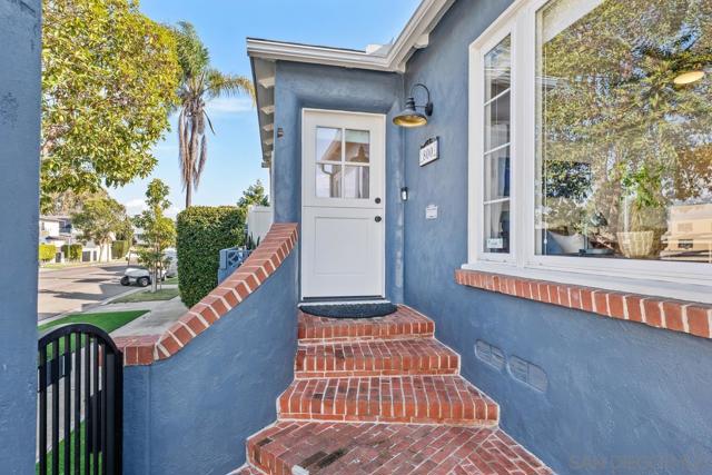800 3rd St, Coronado CA: https://media.crmls.org/mediaz/a555b036-208c-48b5-ae0a-2cbb6eef2857.jpg