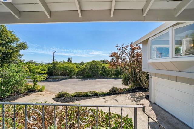 35 San Joaquin Pl, Novato CA: https://media.crmls.org/mediaz/a556302e-c9a3-4347-9739-22647e400a80.jpg