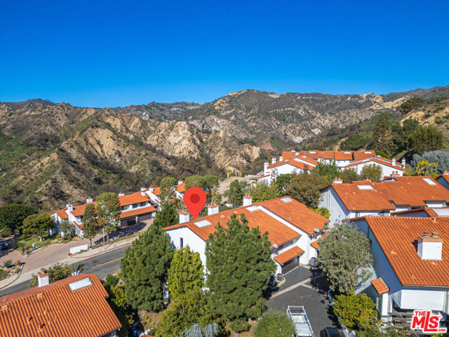 1622 Michael Lane, Pacific Palisades CA: https://media.crmls.org/mediaz/a556a912-5181-4b7a-b143-cd204e747eb9.jpg