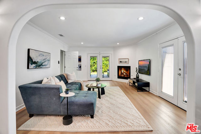 4476 Calhoun Avenue, Sherman Oaks CA: https://media.crmls.org/mediaz/a556b953-87ef-4d2f-94f1-a87f62102acf.jpg