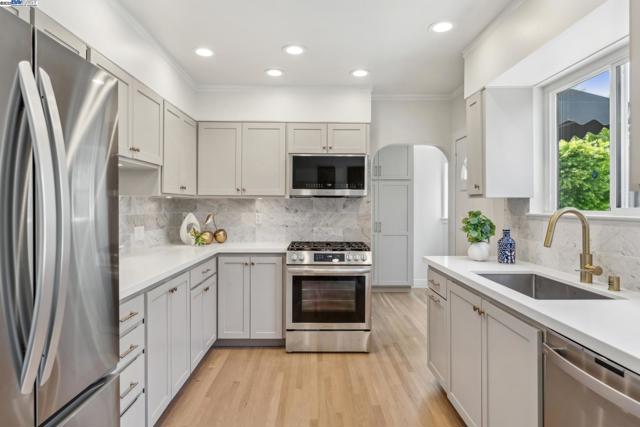 1827 Moreland Dr, Alameda CA: https://media.crmls.org/mediaz/a5577ce0-e58b-4f03-937c-97e5c9d5b2fa.jpg