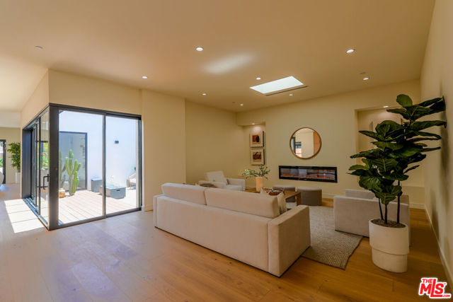 4936 Coolidge Avenue, Culver City CA: https://media.crmls.org/mediaz/a55839f4-737c-4616-94f1-ef8f0a82bf1b.jpg