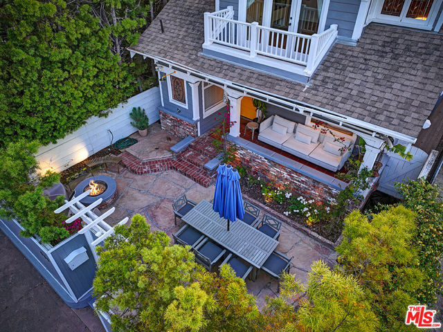 111 Dudley Avenue, Venice CA: https://media.crmls.org/mediaz/a5586db1-f30b-460b-9416-1a4cfc0bda06.jpg