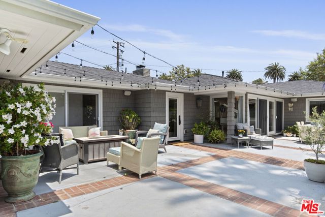 207 10th Street, Santa Monica CA: https://media.crmls.org/mediaz/a558d71b-c040-4ea6-9f7e-9eadd69c66c1.jpg