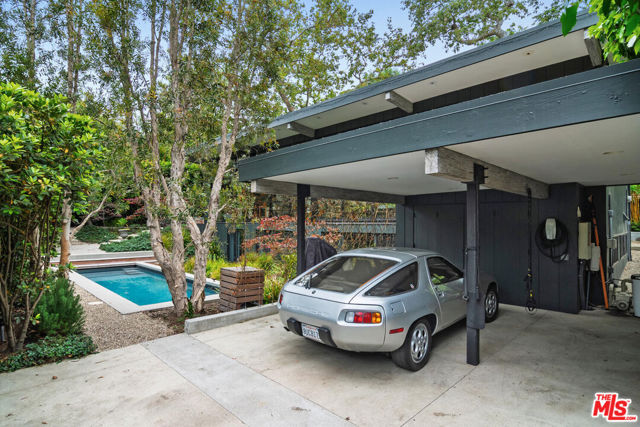 431 W Rustic Road, Santa Monica CA: https://media.crmls.org/mediaz/a55976db-2614-4f67-b325-3658ccd705aa.jpg