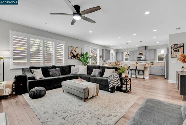 499 Yarrow Dr, Fairfield CA: https://media.crmls.org/mediaz/a5597dcc-7507-4be7-84ee-ffad09a733a4.jpg