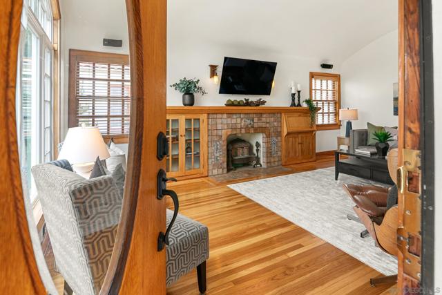 4605 4607 Terrace Dr, San Diego CA: https://media.crmls.org/mediaz/a55a20b3-5eb7-45d7-8a9f-6faaedb026a7.jpg